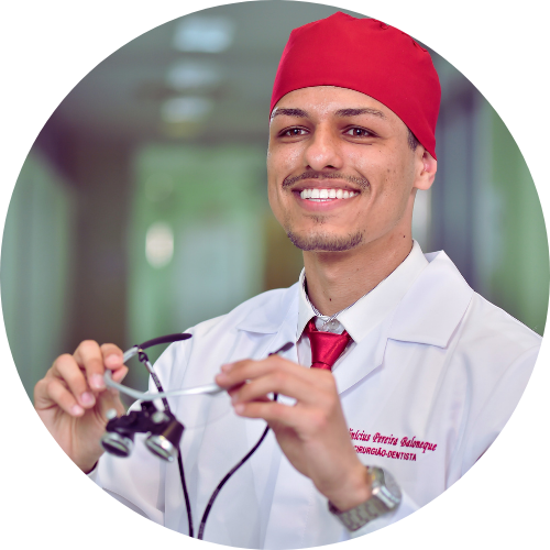 Dentista 24 horas de plantão segurando uma lupa de aumento 3,5x usando jaleco branco, toca e gravata vermelha, passando profissionalismo e confiança para o atendimento feito pelo sistema de agendamento ou no atendimento de urgência e emergência no sistema dentista 24 horas.