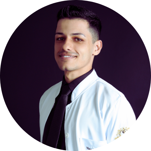 Dentista 24 horas de plantão pronto para atendimento de urgência e emergência, sorridente usa jaleco branco e gravata preta, transmitindo profissionalismo e confiança no atendimento odontológico pelo agendamento ou atendimento pelo sistema dentista 24 horas.