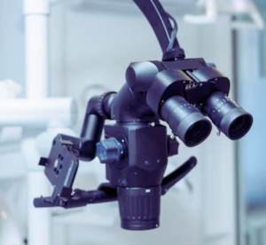 Microscópio odontológico de alta precisão em consultório moderno para o sistema dentista 24 horas e agendamento de pacientes. O equipamento avançado é utilizado para procedimentos detalhados, garantindo um atendimento odontológico de excelência nas consultas e urgência e emergência.