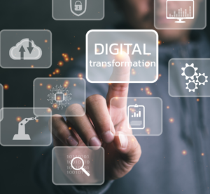 Imagem representando a transformação digital. Uma mão humana aponta para um painel digital transparente, destacando as palavras 'transformação DIGITAL'. Ao redor, vários ícones tecnológicos, como nuvem, inteligência artificial, automação industrial e análise de dados, estão conectados em um ambiente futurista. O fundo escuro com partículas estruturais reforça a ideia de inovação e avanço tecnológico em conjunto com o sistema dentista 24 horas no atendimento de urgência e emergência.