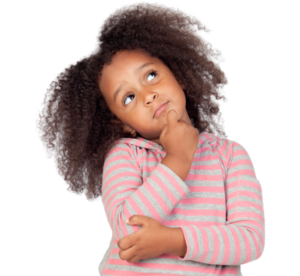 Imagem de uma menina com expressão pensativa, segurando o queixo e olhando para cima. A cena transmite curiosidade e reflexão, mas acima disso, mostra que o sistema dentista 24 horas e as consultas de agendamento, oferecem atendimento pediátrico.